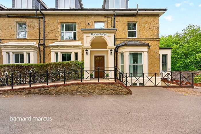 2 Bedroom Flat For Sale In Nutfield Road, Redhill, RH1