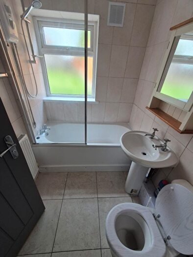 3 Bedroom End Of Terrace House To Rent In Birmingham, B8