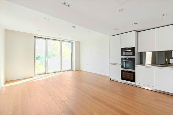 2 Bedroom Flat To Rent In Lillie Square, London, SW6