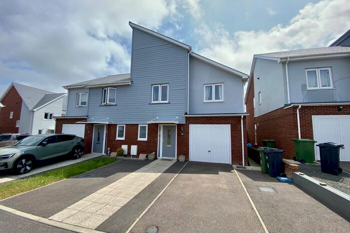 4 Bedroom Semi-Detached House For Sale In Foxglove Close, Polegate, East Sussex, BN26