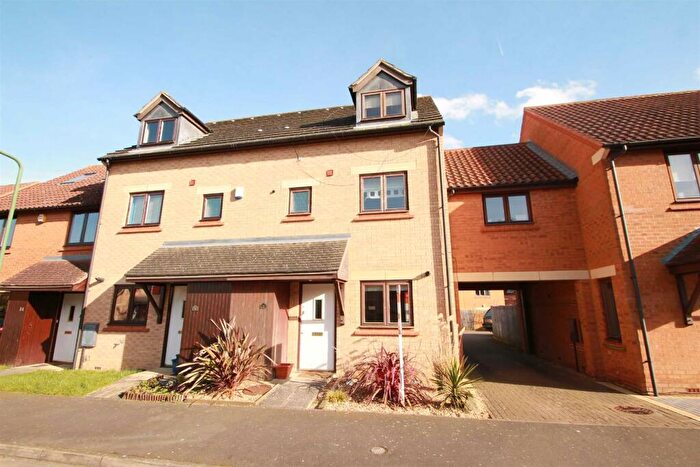 4 Bedroom Town House To Rent In Langport Crescent, Oakhill, MK5