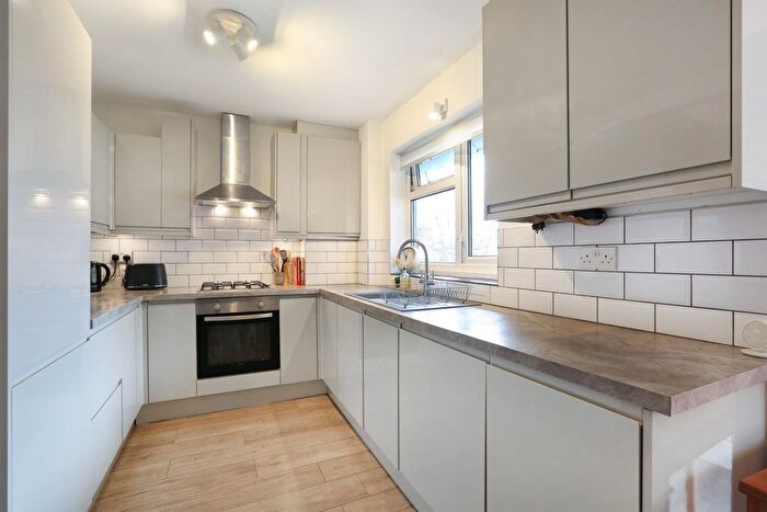 2 Bedroom Flat For Sale In Lowth Road, London, SE5