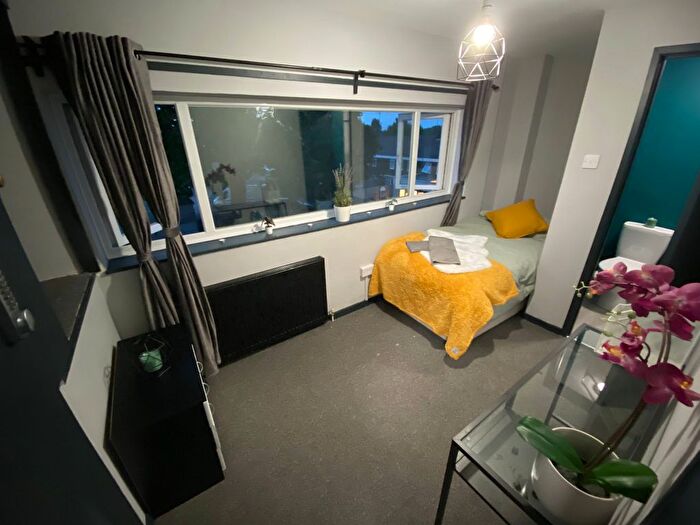 6 Bedroom Semi Detached House To Rent In Travellers Lane, Hatfield, AL10