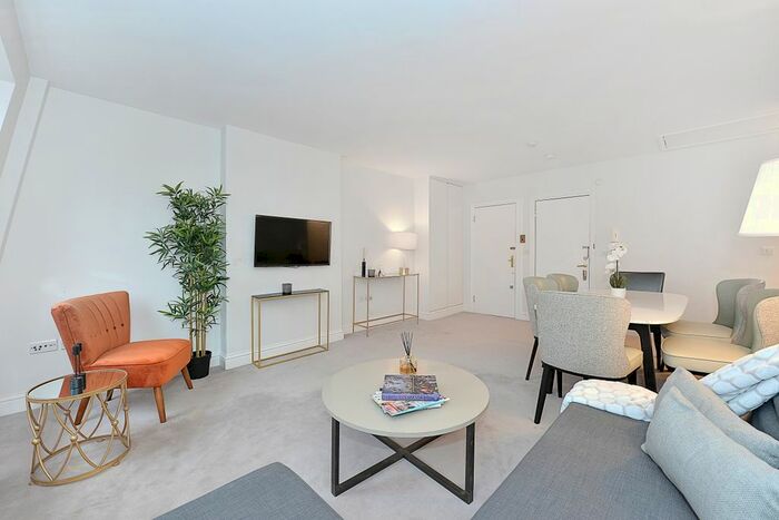 2 Bedroom Flat To Rent In Cadogan Square, London, SW1X