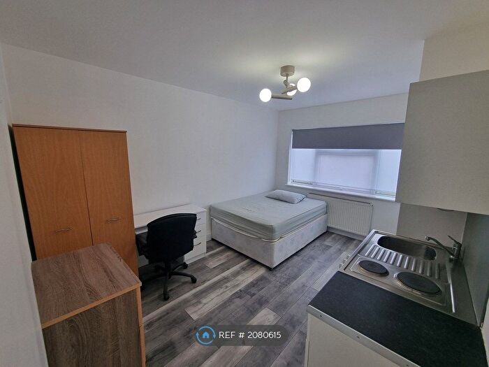 Studio To Rent In Sunny Gardens Parade, London, NW4