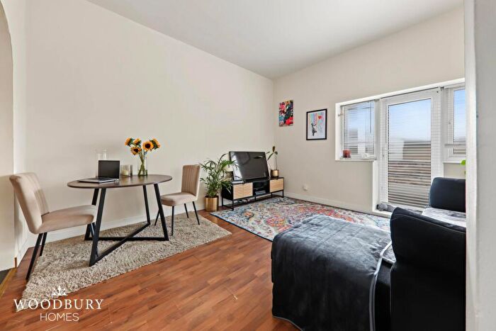 1 Bedroom Flat For Sale In High Road, Loughton, IG10