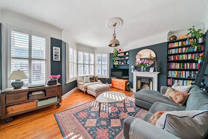 2 Bedroom Flat For Sale In Rathcoole Avenue, London, N8