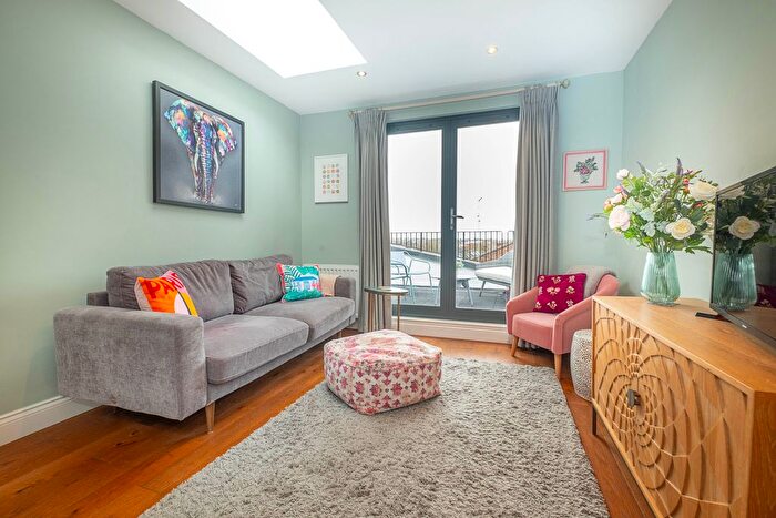 2 Bedroom Flat For Sale In Earlsfield Road, London, SW18
