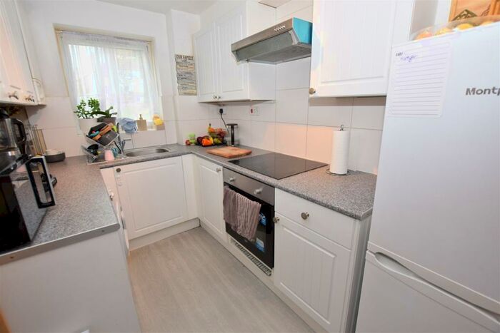 1 Bedroom Flat To Rent In Poplar Grove, London, N11