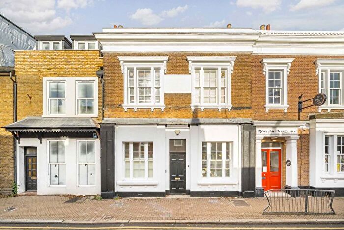 1 Bedroom Flat For Sale In Thames Street, Sunbury-On-Thames, TW16