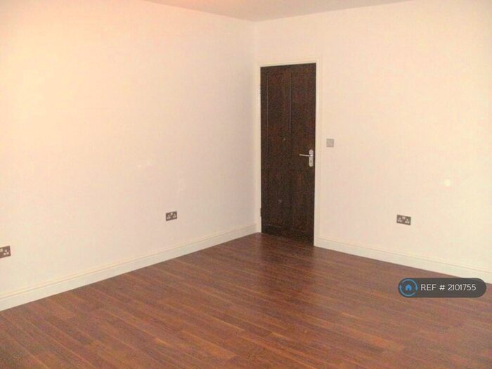 3 Bedroom Flat To Rent In Warwick Gardens, London, CR7