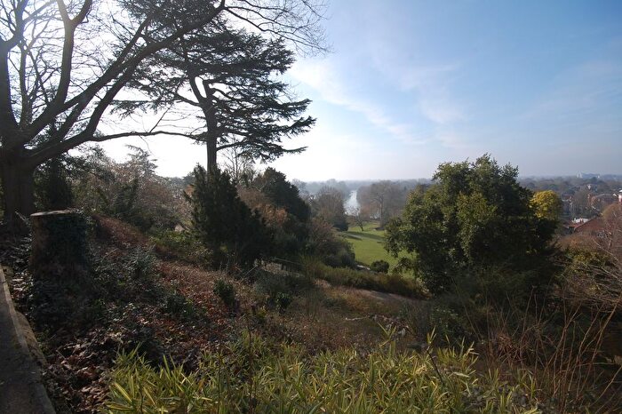 3 Bedroom Flat To Rent In Cardigan Road, Richmond, TW10