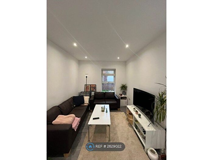 3 Bedroom Flat To Rent In Grande Parade, London, N4
