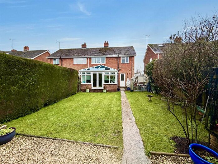 3 Bedroom Semi Detached House For Sale In New Road, Chiseldon, Swindon, SN4