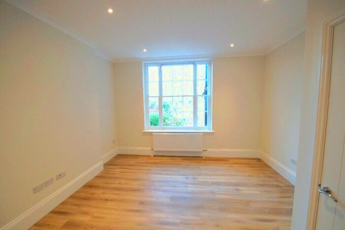 2 Bedroom Apartment To Rent In The Crescent, Bedford, Bedfordshire, To £ Pcm, MK40