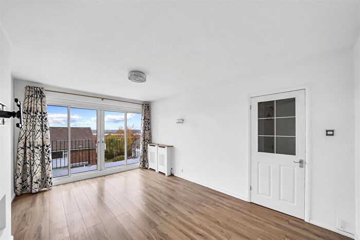 2 Bedroom Apartment To Rent In Top House Rise, North Chingford, E4