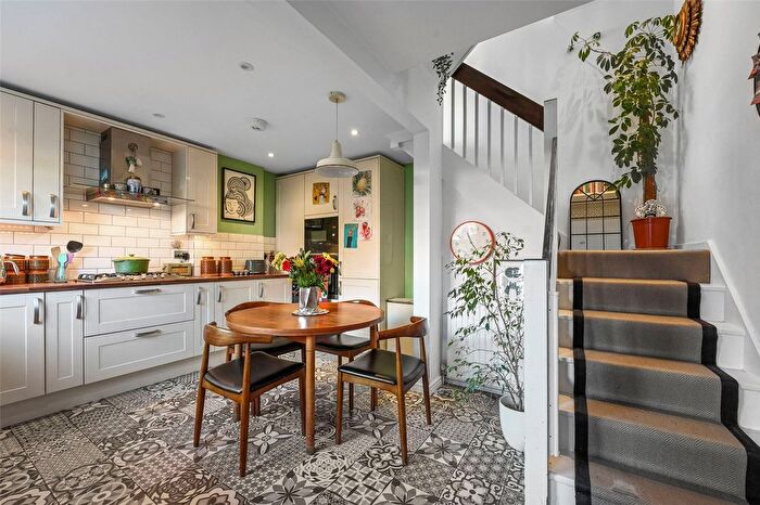 3 Bedroom Maisonette For Sale In Tresham Walk, Hackney, London, E9