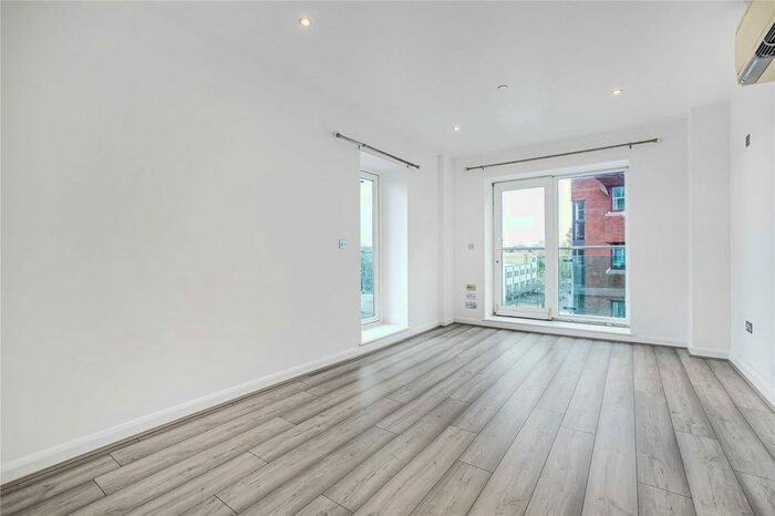 3 Bedroom Flat To Rent In Cavalier House, - Uxbridge Road, Ealing, W5
