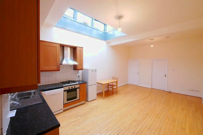 2 Bedroom Flat To Rent In Green Lanes, Palmers Green, London, N13