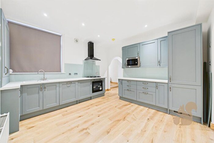 3 Bedroom Apartment To Rent In Victoria Avenue, Southend-On-Sea, SS2