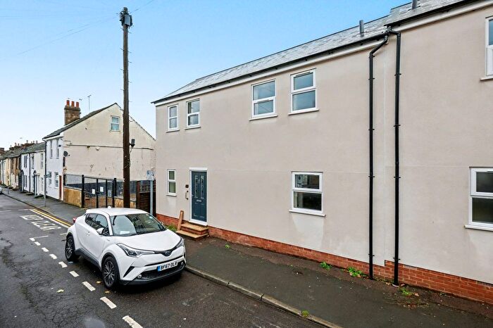 2 Bedroom Semi Detached House For Sale In Fox Street, Gillingham, ME7