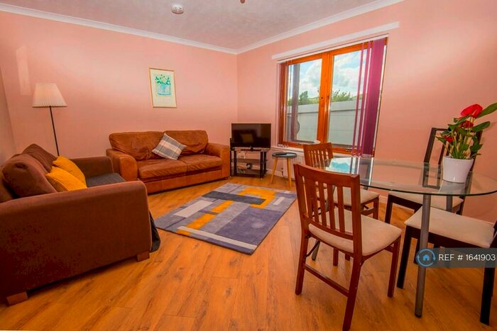 2 Bedroom Flat To Rent In St Clair Place, Edinburgh, EH6