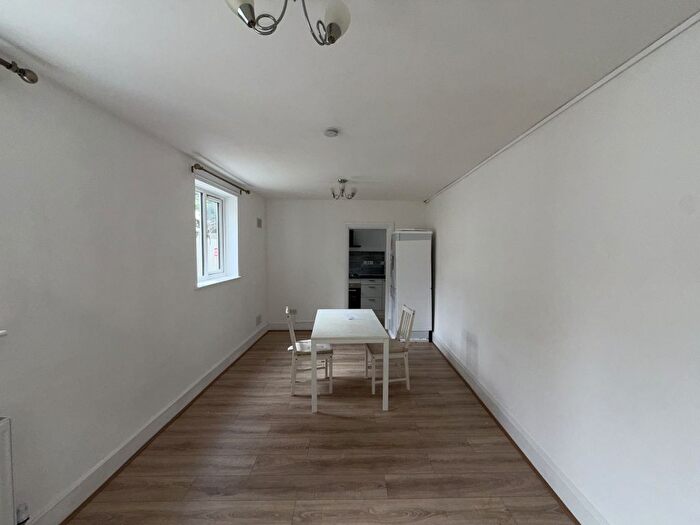 2 Bedroom Flat To Rent In Villiers Road, London, NW2