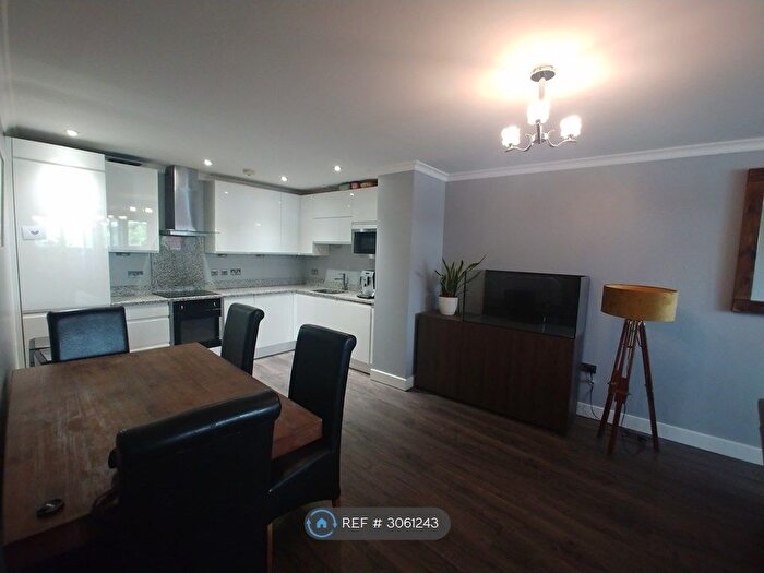 2 Bedroom Flat To Rent In Leamore Court, London, E2
