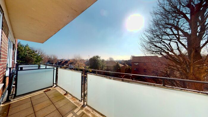 2 Bedroom Flat To Rent In The Drive, Hove, BN3