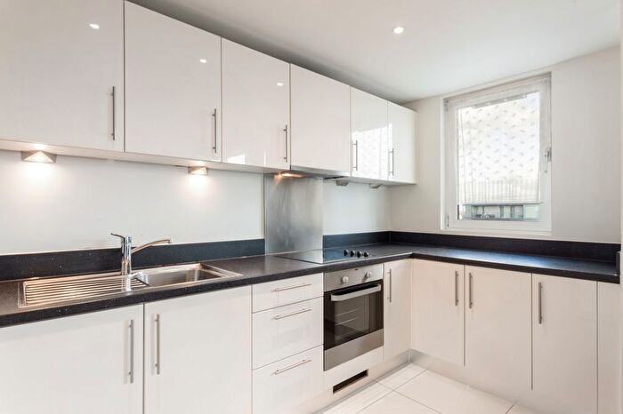 2 Bedroom Flat To Rent In Station Approach, Hayes, UB3