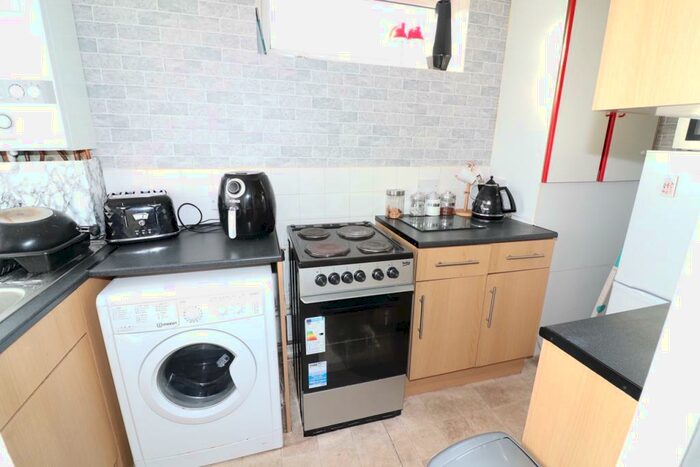 2 Bedroom Apartment To Rent In Peartree Close, Ockendon, RM15