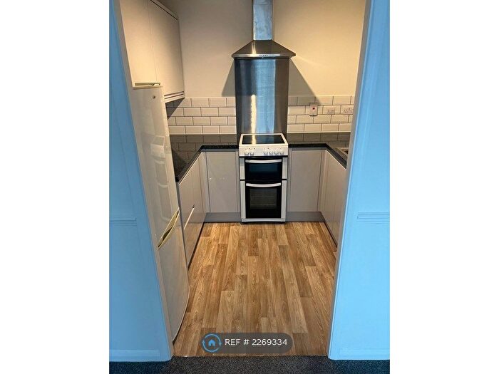 2 Bedroom Flat To Rent In Pinewood Park, Farnborough, GU14