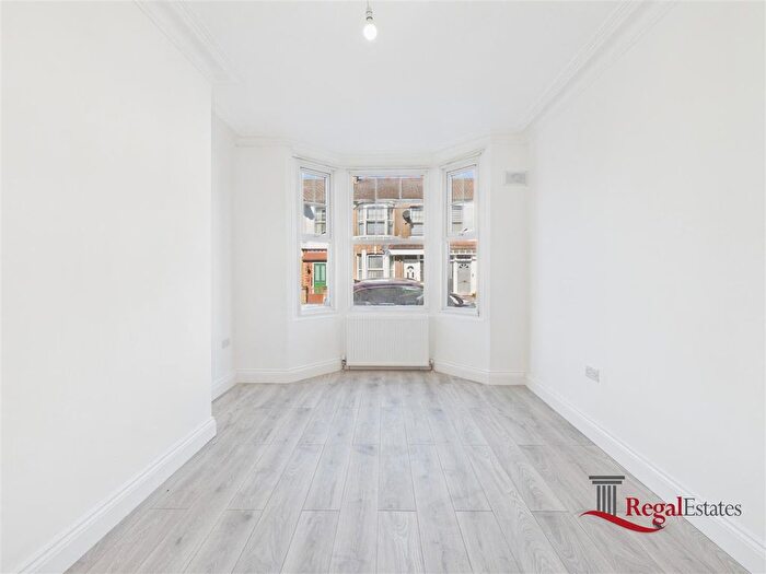 2 Bedroom Flat To Rent In Grange Avenue, London, N12
