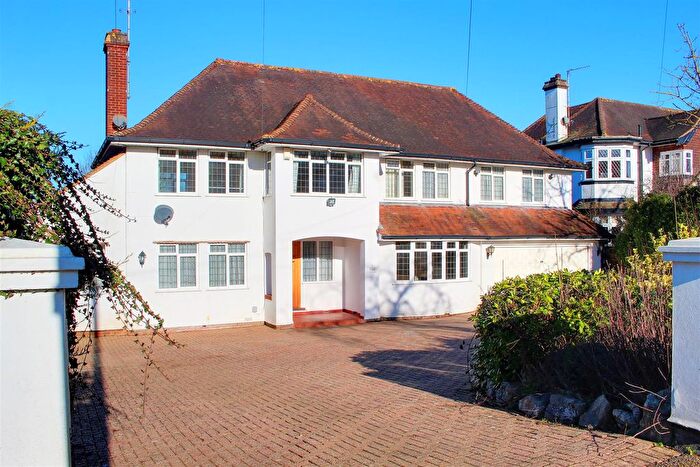 4 Bedroom Detached House For Sale In Brookmans Avenue, Brookmans Park, Hatfield, AL9