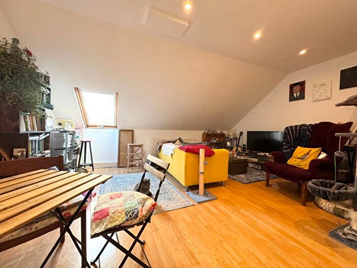 2 Bedroom Flat To Rent In Rosendale Road, SE24