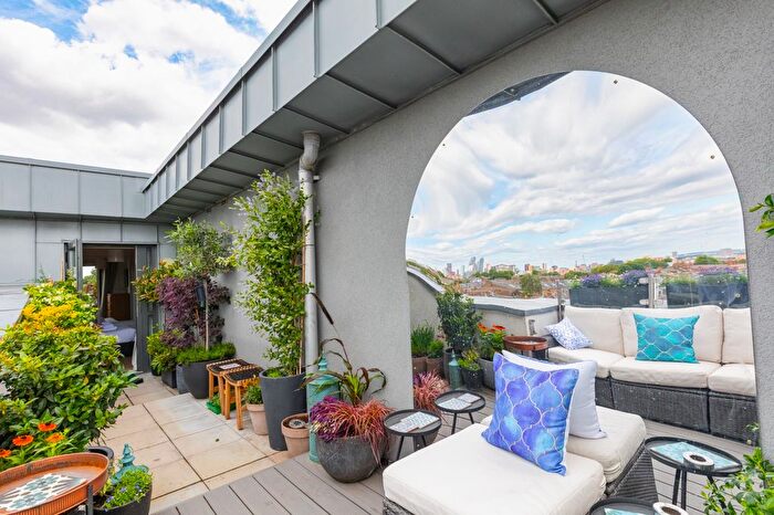 2 Bedroom Flat To Rent In Bicycle Mews, London, SW4