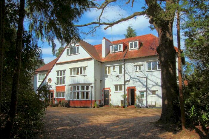 2 Bedroom Flat To Rent In Old Woking Road, West Byfleet, Surrey, KT14