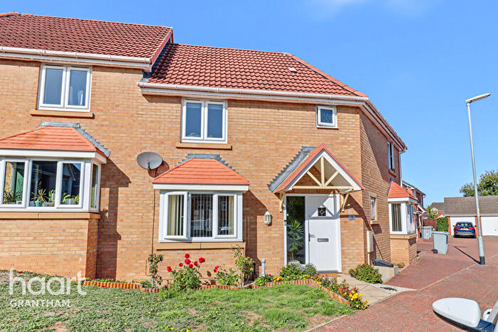 3 Bedroom Semi-Detached House For Sale In Lamplight Square, Grantham, NG31