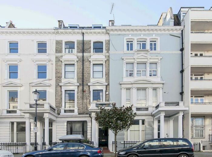 Studio To Rent In Arundel Gardens, London, W11