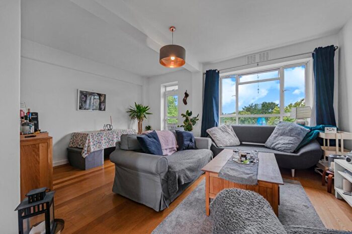 3 Bedroom Flat For Sale In Aubert Court, Avenell Road, N5