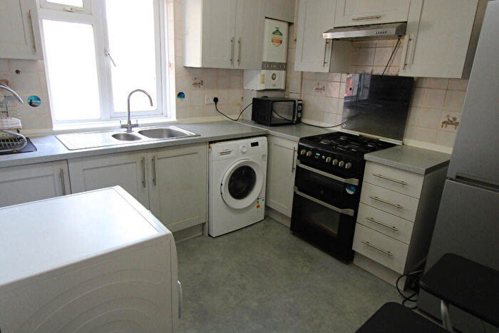 3 Bedroom Flat To Rent In Tamworth Lane, London, CR4