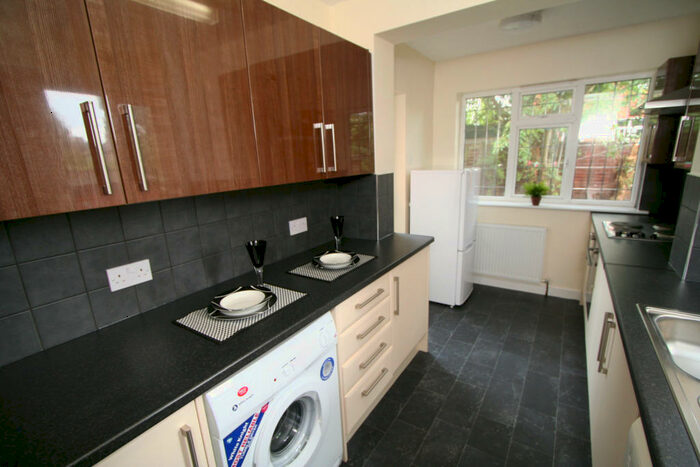 4 Bedroom House To Rent In Langdale Avenue, Leeds, LS6