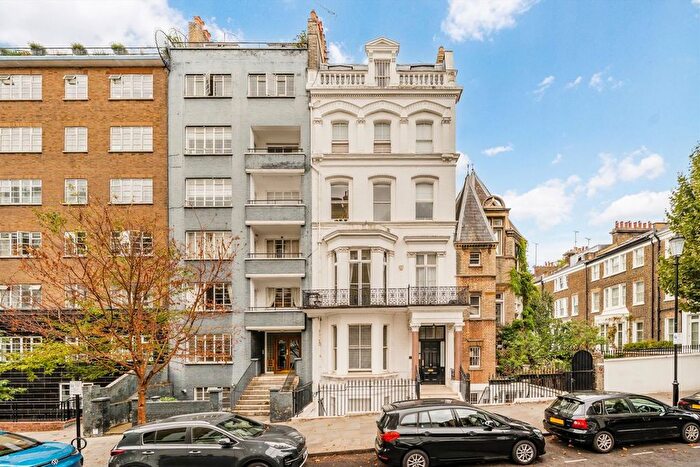 2 Bedroom Flat For Sale In Vicarage Gate, Kensington, W8