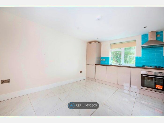 3 Bedroom Flat To Rent In Saxon Drive, London, W3