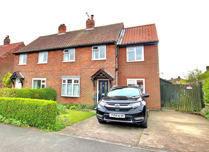 3 Bedroom Semi-Detached House For Sale In Dale Close, Swanland, HU14
