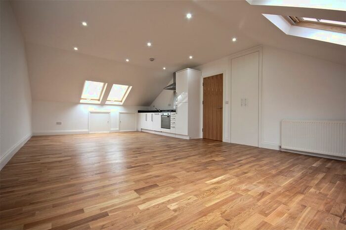 3 Bedroom Flat To Rent In Border Crescent, SE26