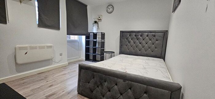 Studio To Rent In Oak Way, Feltham, TW14