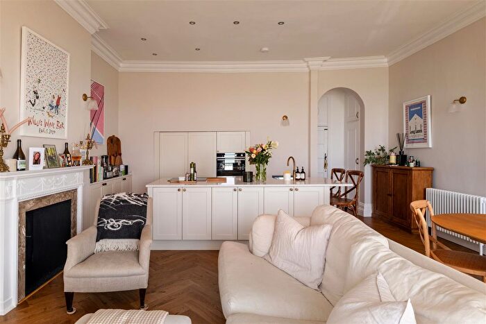2 Bedroom Flat For Sale In Royal Crescent, Brighton, BN2