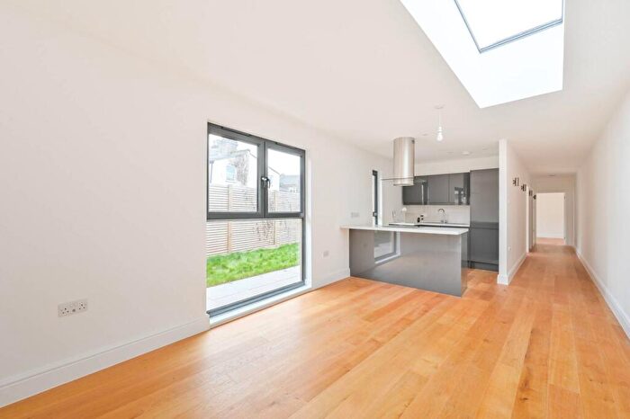2 Bedroom Bungalow For Sale In Ironbridge Mews, Stratford, London, E15