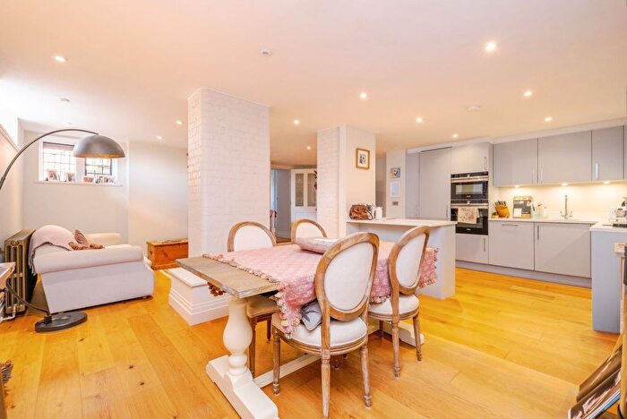 1 Bedroom Flat For Sale In Kings Drive, Midhurst, West Sussex, GU29